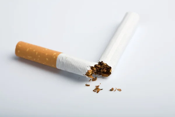 Cigarrillo roto —  Fotos de Stock