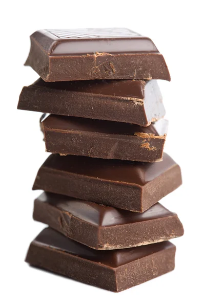 Trasiga bitar av choklad isolerade — Stockfoto