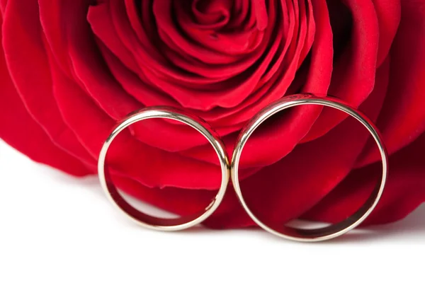 金の結婚指輪と分離された赤いバラ — ストック写真