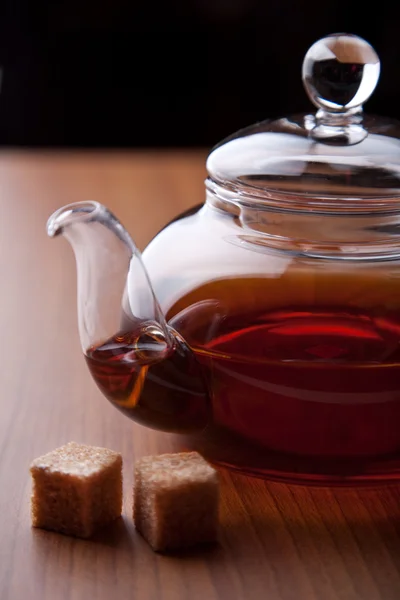 Glas-Teekanne mit schwarzem Tee und Zuckerwürfeln — Stockfoto