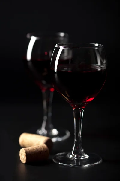 Kırmızı şarap gözlük ve mantarlar — Stok fotoğraf