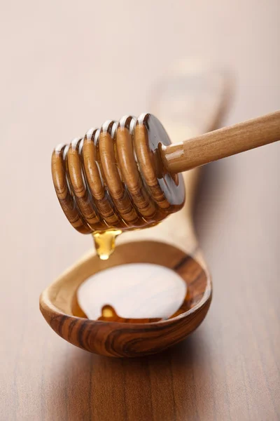 Miel silvestre vertiendo en cuchara de madera de la cacerola — Foto de Stock