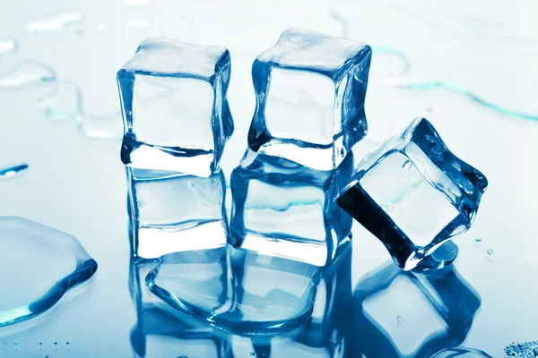 Smeltende ijsblokjes — Stockfoto