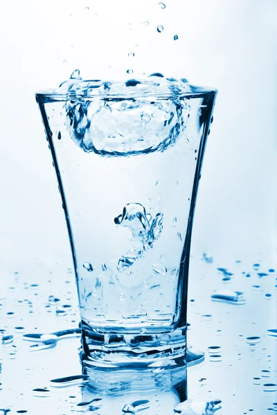 Vatten stänk i glas — Stockfoto