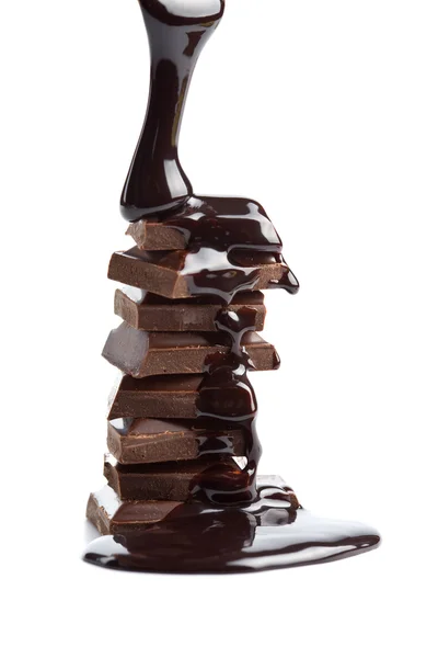 Schokoladensirup und Schokoladenstücke isoliert — Stockfoto