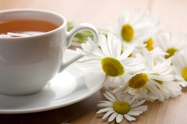 bitkisel çay ve papatya çiçekleri beyaz fincan