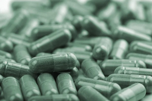 Zielony kapsułki tabletki — Zdjęcie stockowe