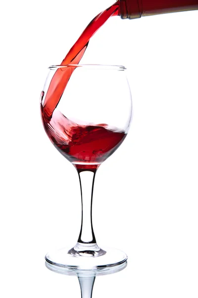 Ed vinho derramando em vidro isolado — Fotografia de Stock