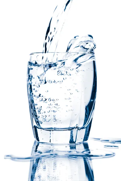 Water spatten in glas geïsoleerd — Stockfoto