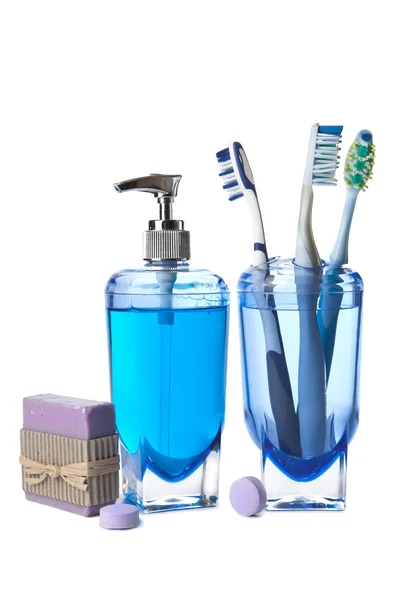 Sabonetes e escovas de dentes isolados — Fotografia de Stock