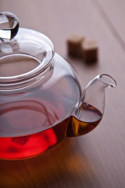Glas tekande med sort te og sukker terninger - Stock-foto