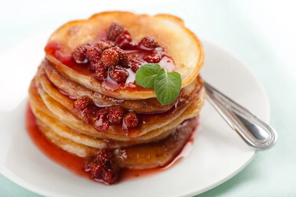 Sweet pancakes with strawberry jam — Stock Photo, Image