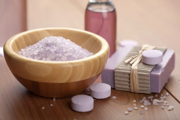 草本盐和肥皂。spa 和身体护理背景 — 图库照片