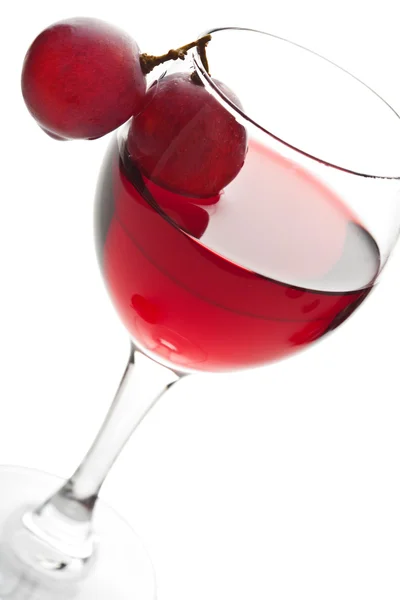 Glas Rotwein und Trauben isoliert — Stockfoto