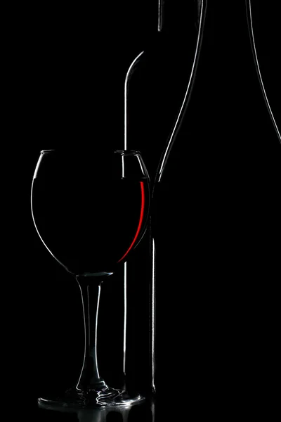 Silueta de botella de vino y vidrio sobre negro —  Fotos de Stock