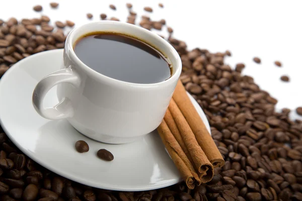 Kopje koffie en geroosterde bonen geïsoleerd — Stockfoto