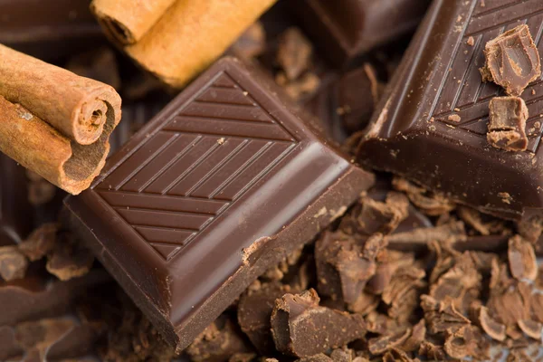 Trasiga bitar av choklad och kanel — Stockfoto