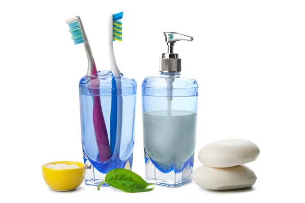 Jabón y cepillos de dientes aislados — Foto de Stock