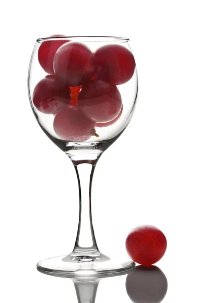 Wijnglas vol met druiven geïsoleerd — Stockfoto