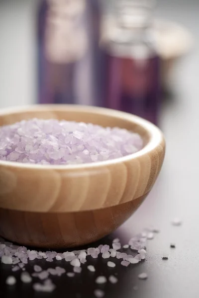 Gyógynövény só a fából készült bowl — Stock Fotó