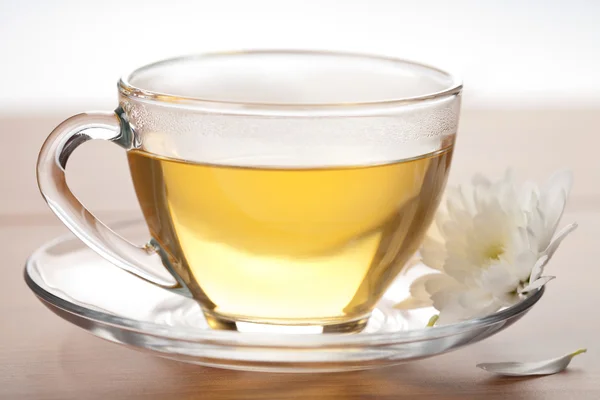 Taza de té verde y flor blanca — Foto de Stock