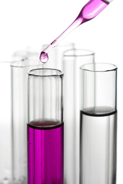 Gotejamento líquido da pipeta para o tubo de ensaio isolado — Fotografia de Stock