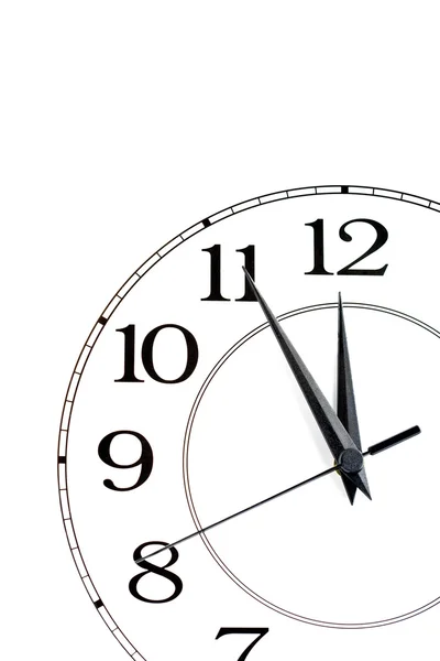 Relógio branco mostrando o tempo cerca de doze isolado — Fotografia de Stock