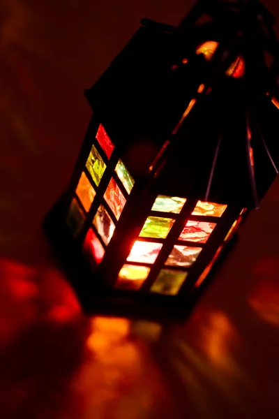 Lanterna colorida queimando no escuro — Fotografia de Stock