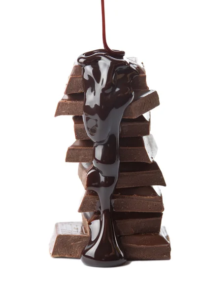 Çikolata şurubu izole çikolata parçaları dökülür varlık — Stok fotoğraf