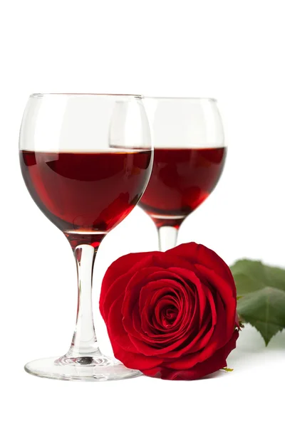 Wijnglazen en rode rose geïsoleerd — Stockfoto