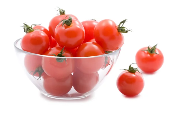 Reife Tomaten in Glasschale isoliert — Stockfoto