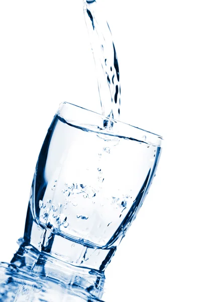 Water spatten in glas geïsoleerd — Stockfoto