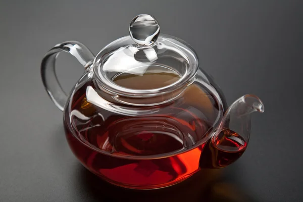 Glas theepot met zwarte thee — Stockfoto