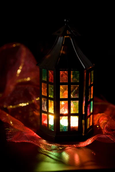 Kleurrijke lantaarn branden in het donker — Stockfoto