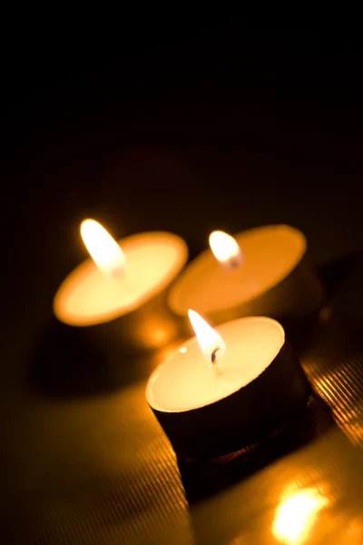 Svíčky hořící ve tmě — Stock fotografie