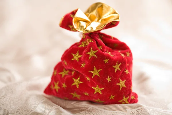 Κόκκινα Χριστούγεννα τσουβάλι γεμάτο δώρα — Φωτογραφία Αρχείου