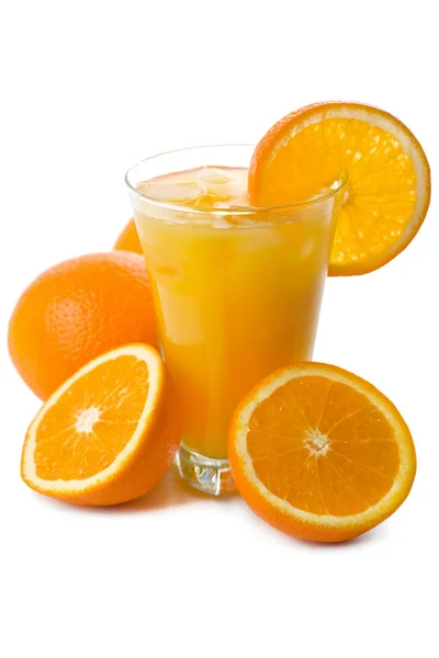 Lasi appelsiinimehua ja appelsiinit eristetty — kuvapankkivalokuva