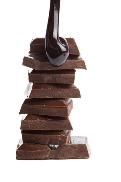 Çikolata şurubu izole çikolata parçaları dökülür varlık — Stok fotoğraf