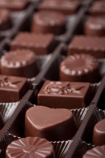 Асорті шоколадні цукерки в коробці — стокове фото