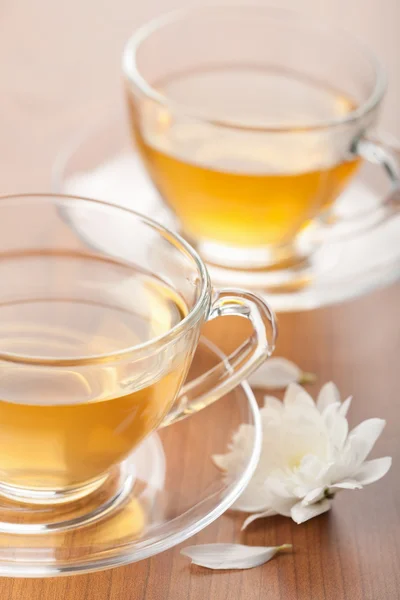 Tazza di tè verde e fiore bianco — Foto Stock