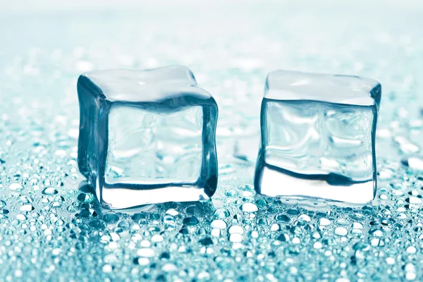 Таяние кубиков льда — стоковое фото