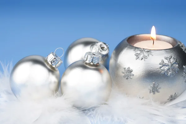 Bolas de Navidad de plata y vela —  Fotos de Stock