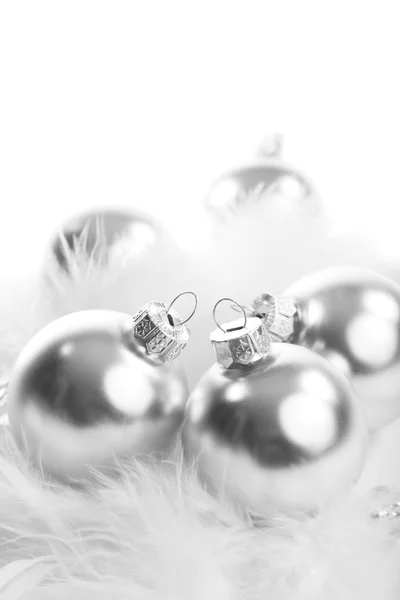 Zilveren kerstballen geïsoleerd — Stockfoto