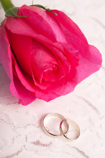 Anéis de casamento de ouro e rosa rosa — Fotografia de Stock
