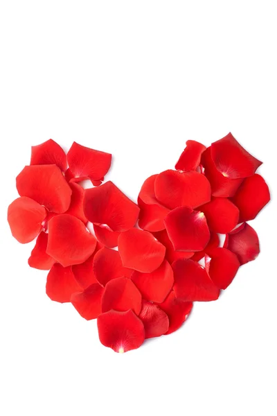 Herz aus roten Rosenblättern isoliert — Stockfoto