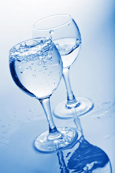 Woda rozpryskująca się o szkło — Zdjęcie stockowe
