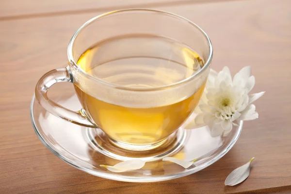 緑茶と白い花のカップ — ストック写真