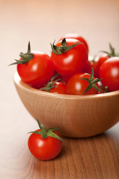Ripe tomatoes in wooden bowl — Zdjęcie stockowe