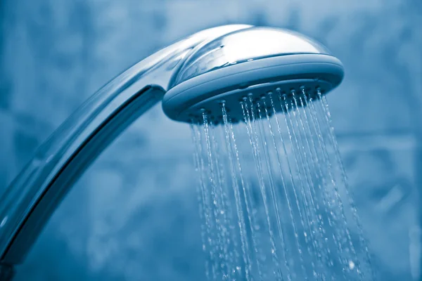 Voda tekoucí z kovových sprchy — Stock fotografie