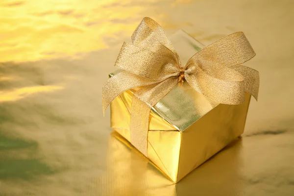Zlatý dárkový box s lukem — Stock fotografie